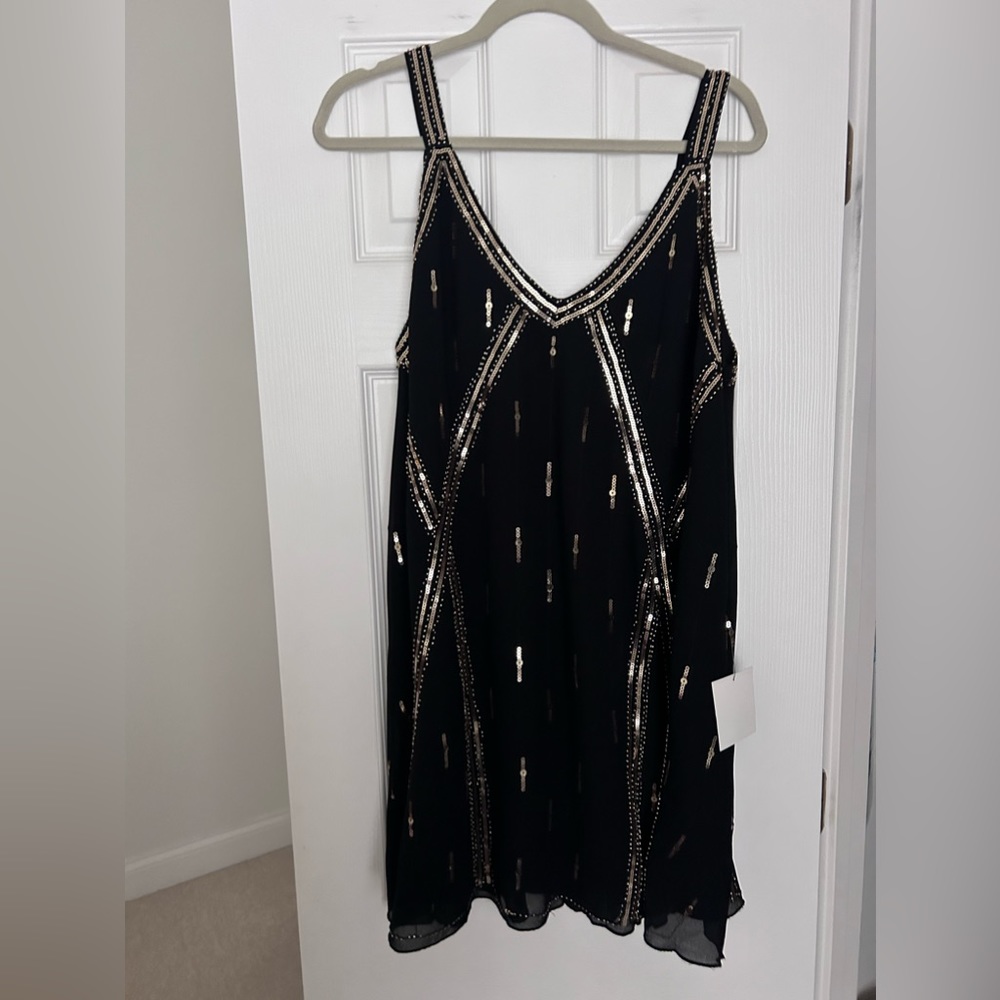 Lulu’s Black with Gold Sequin Mini Dress (Large)